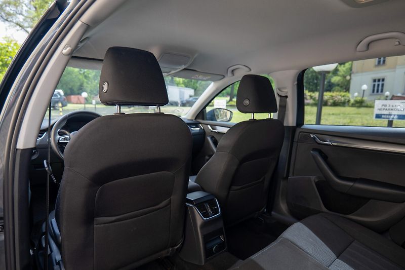 Škoda Octavia 1.4 TSI 110 kW Tažné CarPlay - fotka 12 z 31
