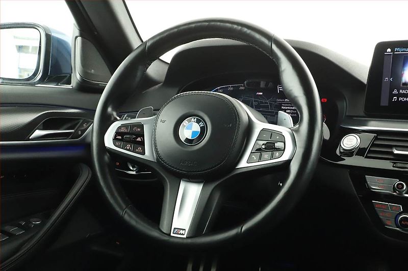 BMW Řada 5 (2021) M Sport 530d xDrive - fotka 17 z 21