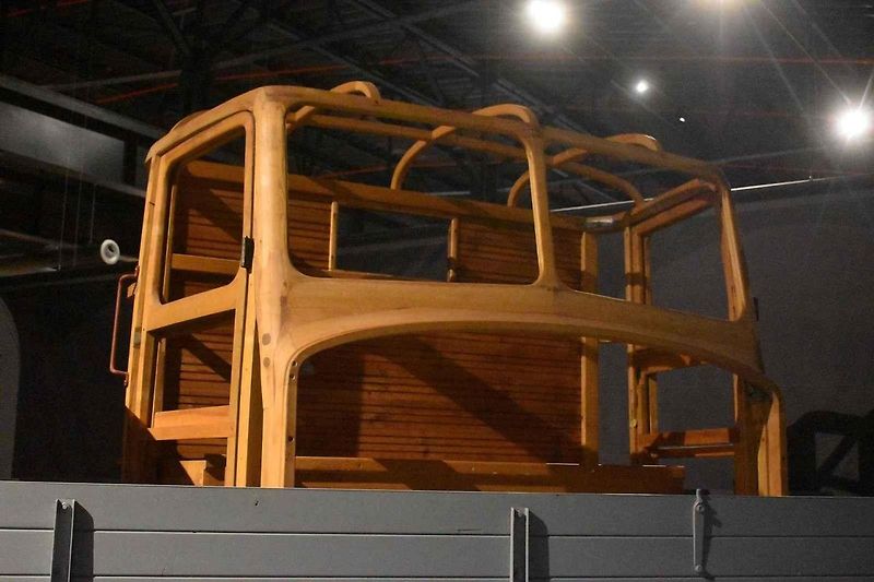 Tatra 111 ve válečné (vlevo) i poválečné verzi