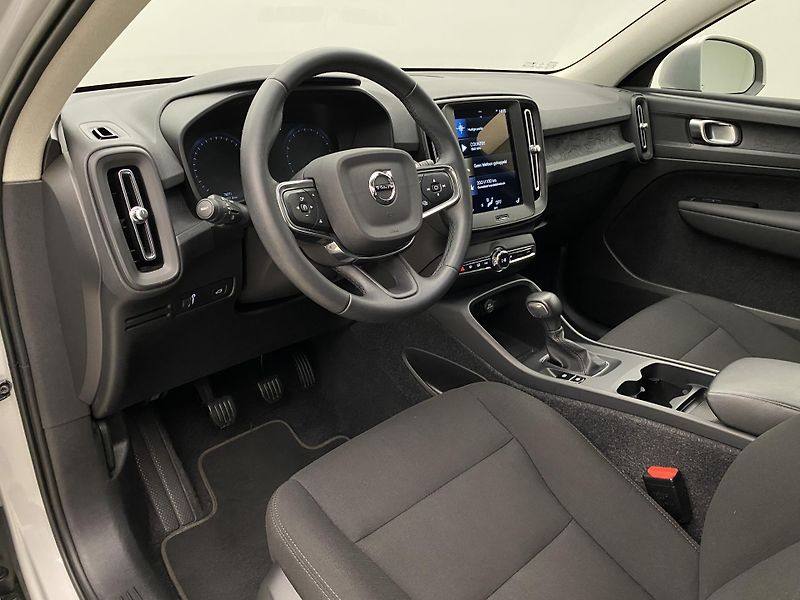 Volvo XC40 T2 ESSENTIAL  - fotka 4 z 37