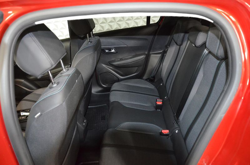 Peugeot 208 (2023) 1.2 100 Allure SS AT - fotka 18 z 19