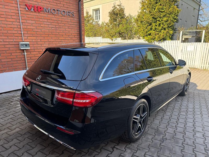 Mercedes-Benz Třídy E E220d-4M-AMG-ČR - fotka 6 z 28