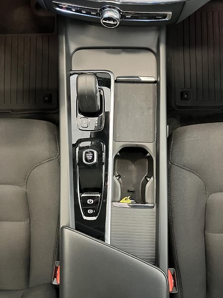 Volvo XC60 B4 FWD Momentum PRO AT8 - fotka 22 z 47