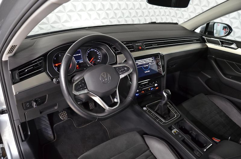 Volkswagen Passat (2023) 2.0 TDI 110 Elegance Variant - fotka 10 z 23