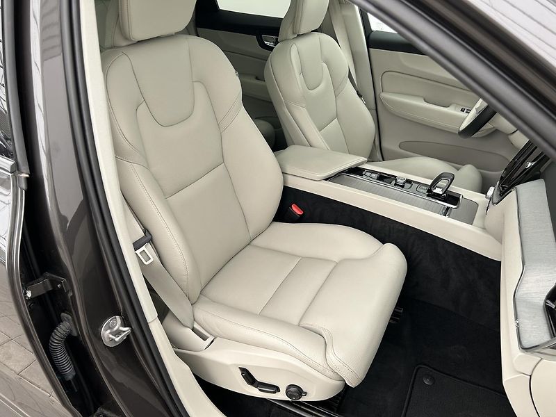 Volvo XC60 2.0  B4 4x4 PLUS  Black - fotka 13 z 32