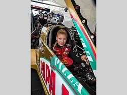 Leah Pritchett a její dragster.