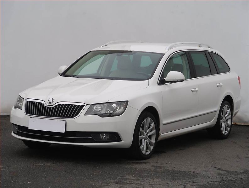 Škoda Superb (2013) Elegance 2.0 TDI, Navi - fotka 2 z 25