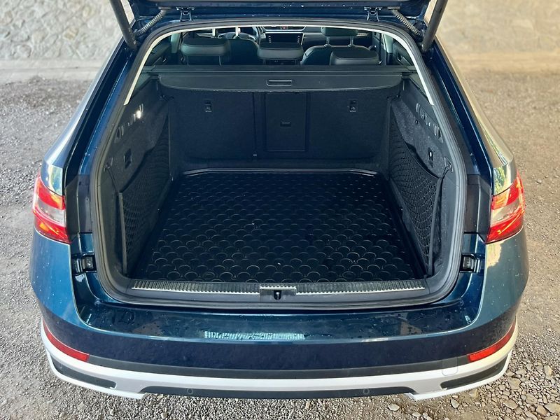 Škoda Superb (2020) 2.0 TDi Scout 4x4 DSG 140kW ČR - fotka 9 z 16