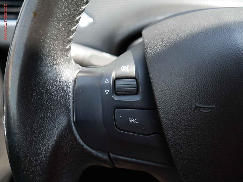Peugeot 2008 (2019) 1.2i, 1.maj,ČR, autoAC, temp. - fotka 14 z 19