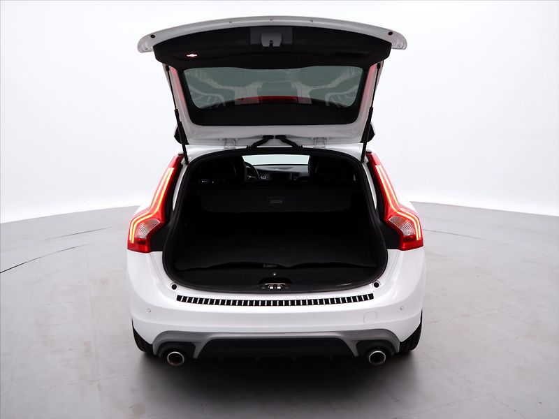 Volvo V60 2.4 D6 162kW R-Design Aut. DPH - fotka 9 z 37
