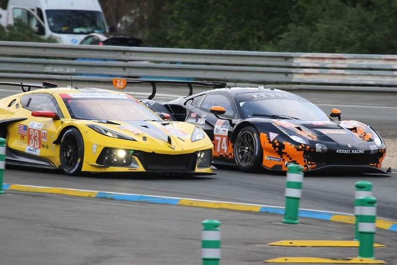 Zážitek na celý život si z jubilejního závodu 24 hodin Le Mans odvezli automodeláři z Mostu. Malé a velké Porsche podruhé.