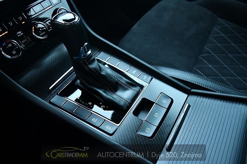 Škoda Superb 2,0TDI SPORTLINE DSG ČR 1.MAJ  - fotka 34 z 56