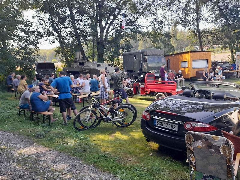 Na trasu třetího ročníku Bílichovské bludičky v sobotu 24. srpna vyrazilo 83 vozidel a strojů.