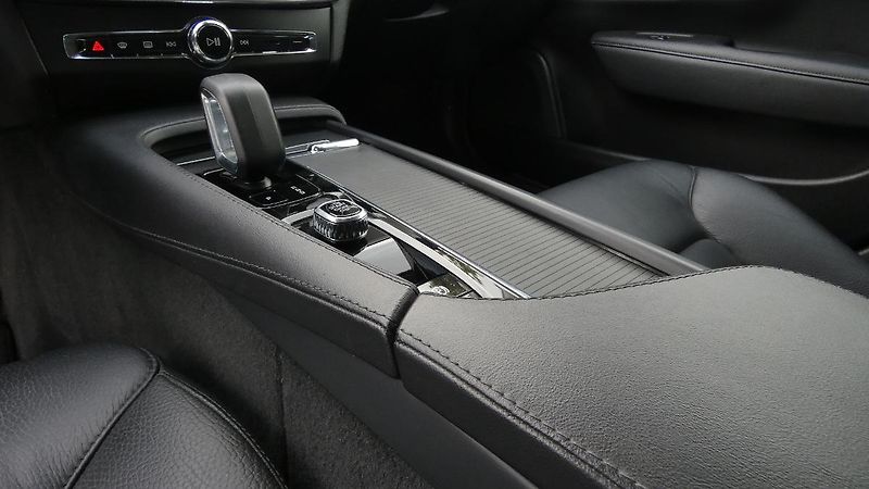 Volvo V90 B4 AWD Diesel Momentum - fotka 6 z 23