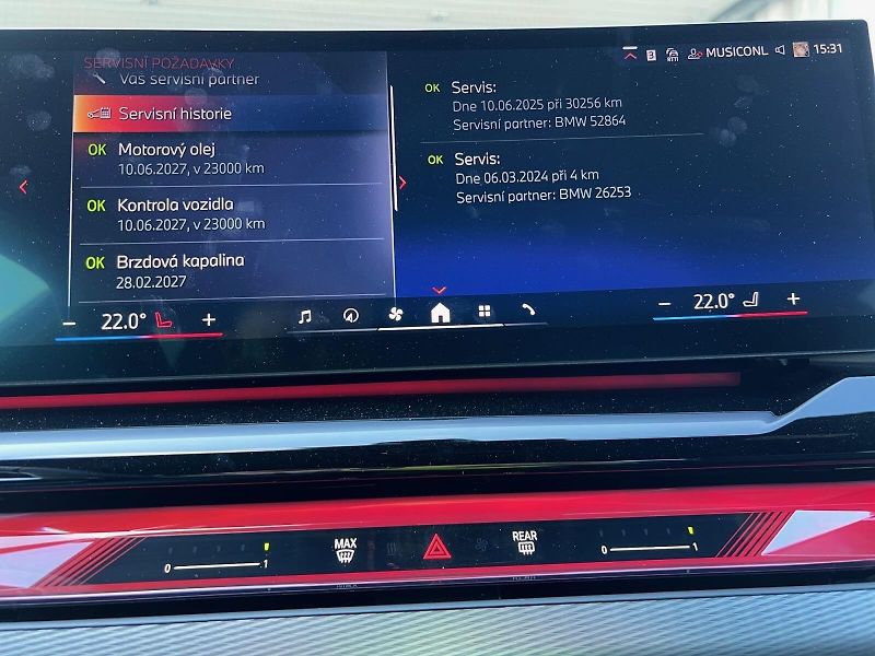 BMW Řada 5 (2024) 550e xDrive 360kW V6 M SPORT - fotka 19 z 21