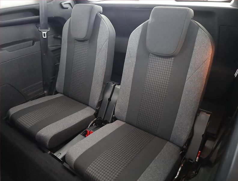 Peugeot 5008 (2021) 1.5 BlueHDi, 7 míst, ČR,1.maj - fotka 17 z 20