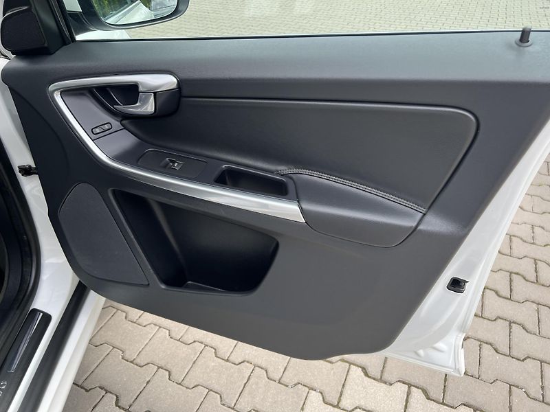 Volvo XC60 2,4 AWD D4 Summum 1.maj.  - fotka 39 z 56
