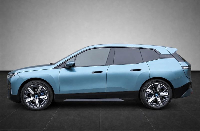 BMW iX 40, SoH 96,8%, SkyLounge,Tažné - fotka 3 z 37