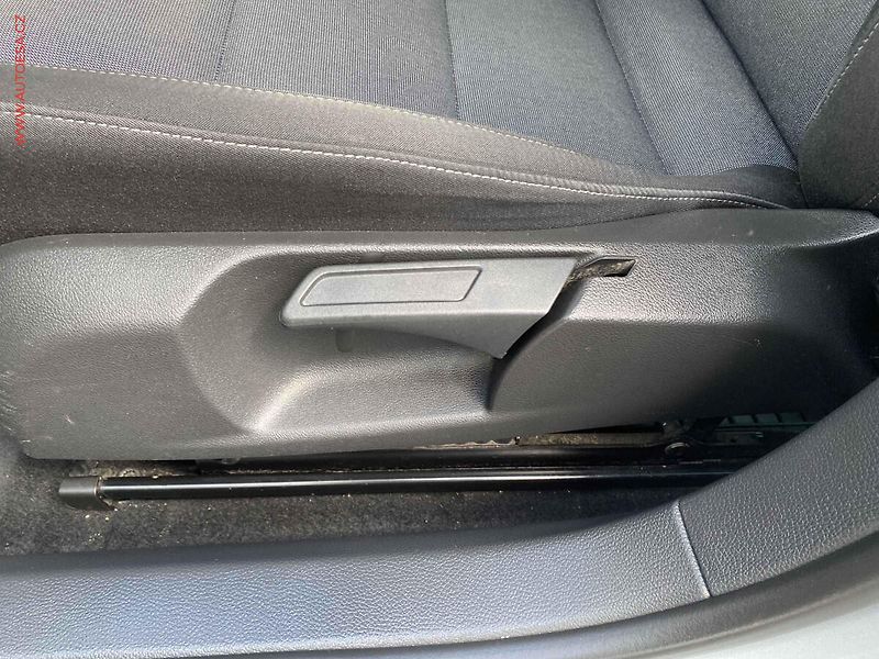 Volkswagen Golf (2012) 2.0 TDi, Style, navi - fotka 14 z 18