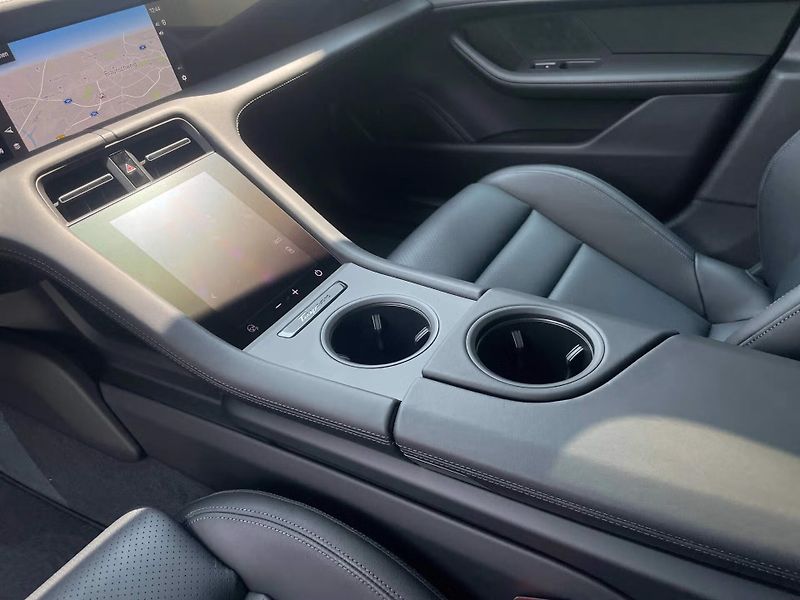 Porsche Taycan Sport Turismo HuD Pano InnoDri - fotka 20 z 26
