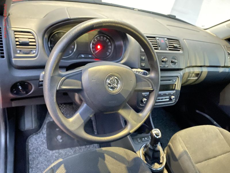 Škoda Fabia (2014) 1.2 TSI, AC, výhřev sed - fotka 13 z 16