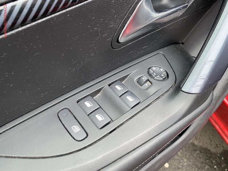 Peugeot 2008 (2019) 1.5 HDi, Allure, AT, LED - fotka 13 z 18