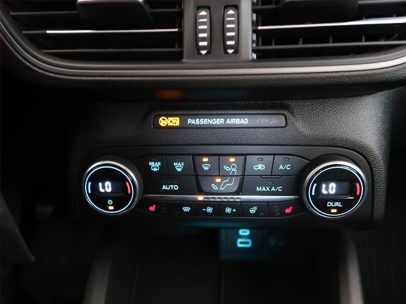 Ford Focus (2022) 1.0 EcoBoost, Tempomat - fotka 17 z 18