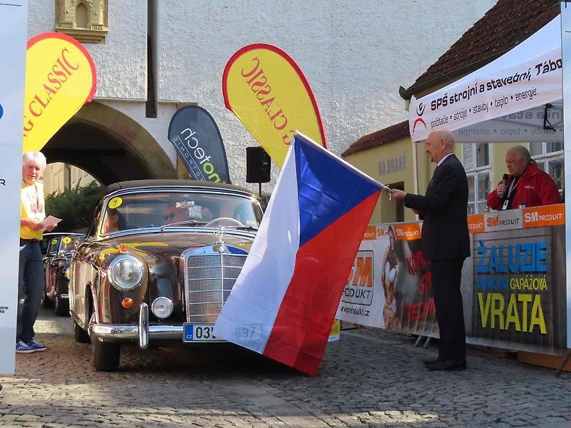 Michal a Jonáš Pavlíčkovi na startu. Rallye Spring Classic startovalo v sobotu 12. dubna dopoledne z jihočeského Tábora. Na trasu 231 kilometrů vyrazilo 100 posádek.