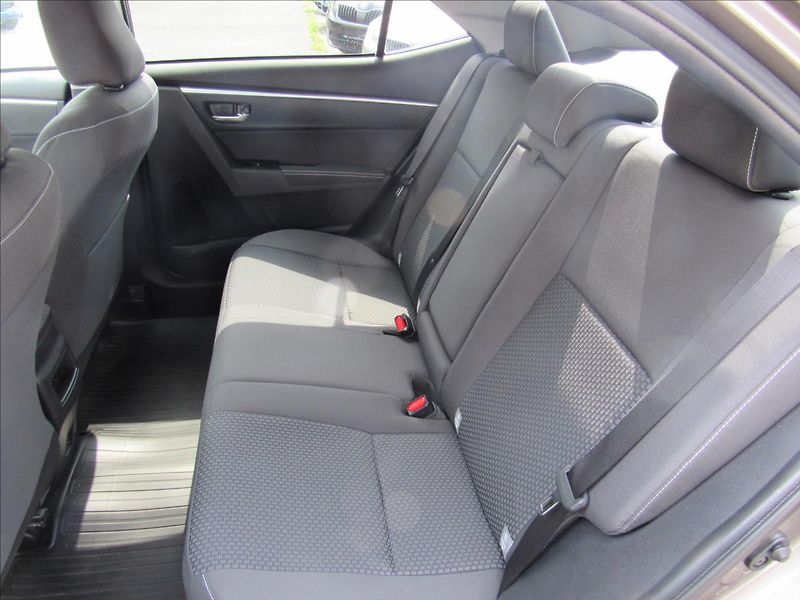 Toyota Corolla 1,6 VVT-i 97kW Sedan - fotka 10 z 30