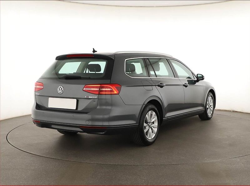 Volkswagen Passat (2016) 1.6 TDI, Navi, Tempomat - fotka 5 z 15