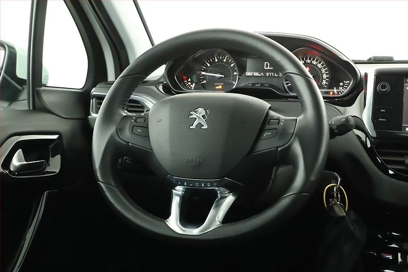 Peugeot 2008 (2019) 1.2 PureTech, Tempomat - fotka 11 z 16