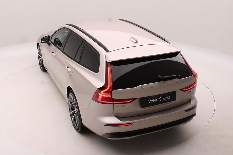 Volvo V60 T6 AWD PLUG-IN DARK REZERVACE - fotka 18 z 58
