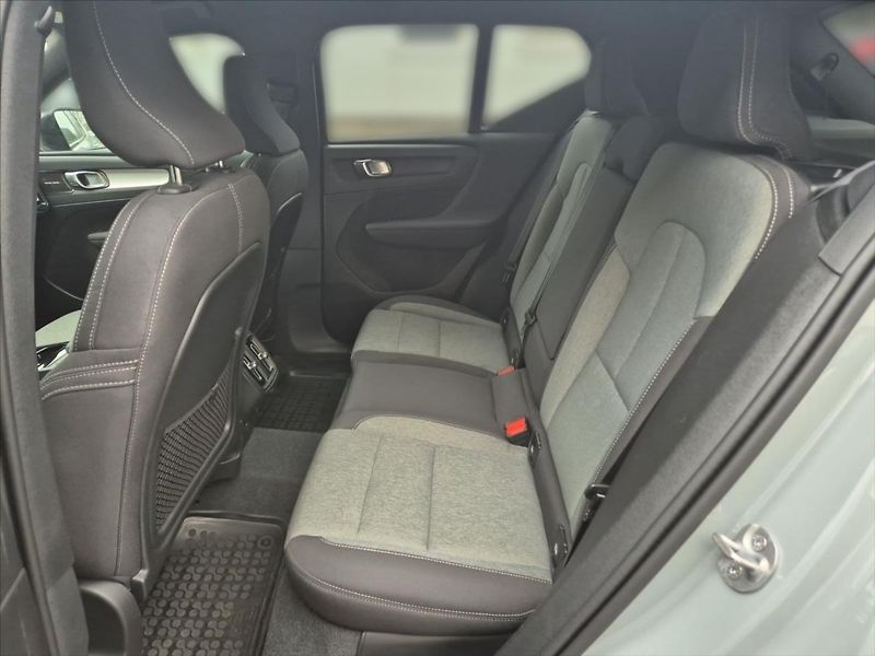 Volvo XC40 2,0 B3 Plus Dark - fotka 10 z 19