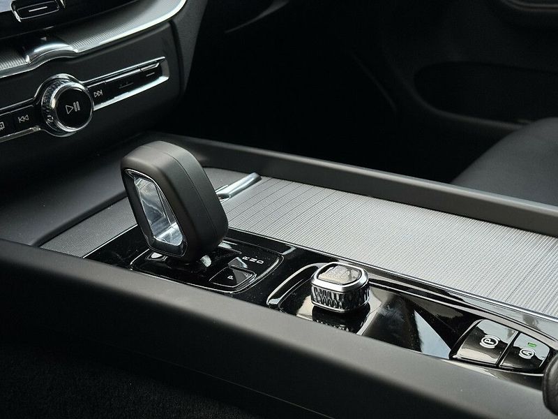 Volvo XC60 PLUS DARK B4 AWD 145kW - fotka 30 z 33