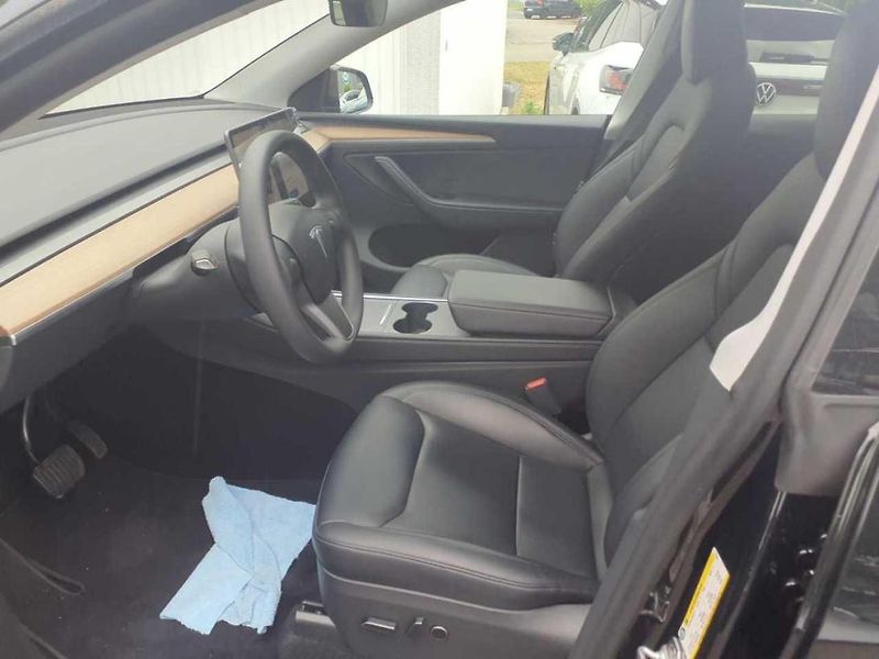 Tesla Model Y RWD 235kw 95,3 % - fotka 4 z 7