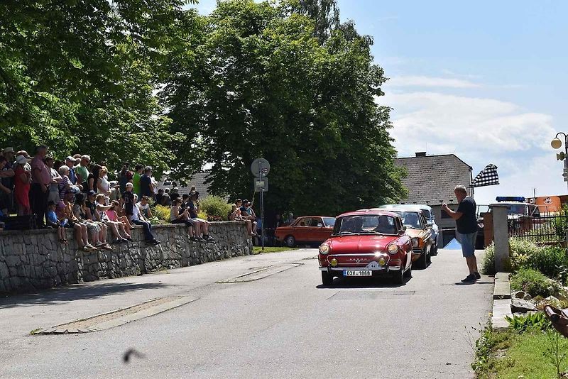 Tradiční závod S kopce do kopce si nenechalo letos ujít na sedm desítek posádek historických automobilů a motocyklů.