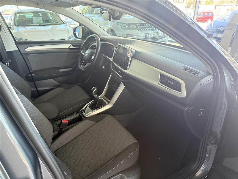 Volkswagen T-Roc 1,0   TSI 85kW,SERVISKA,1.MAJ - fotka 8 z 25