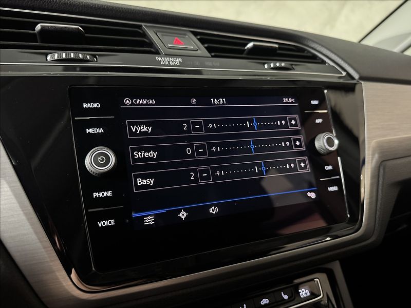 Volkswagen Touran 2,0 TDi  DSG Comfortline Tažné - fotka 33 z 43
