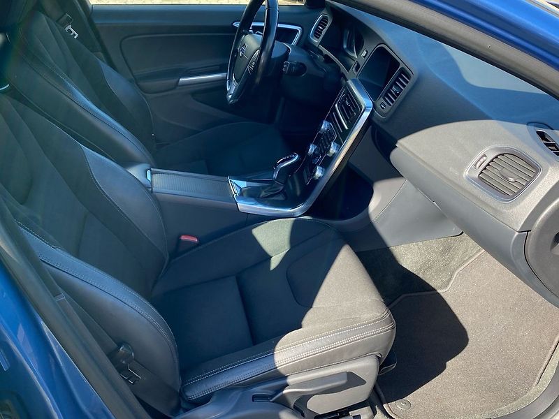 Volvo V60 D3 FWD MOMENTUM - fotka 8 z 30