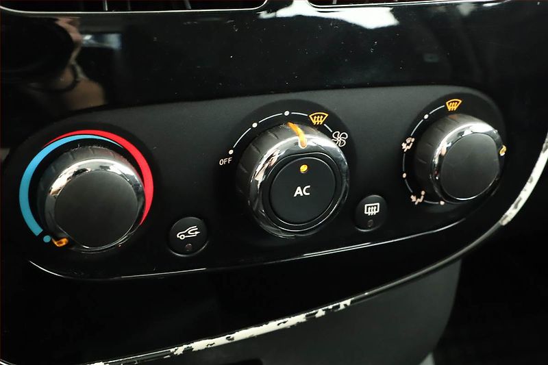 Renault Clio (2015) 1.5 dCi, Navi, Tempomat - fotka 10 z 13