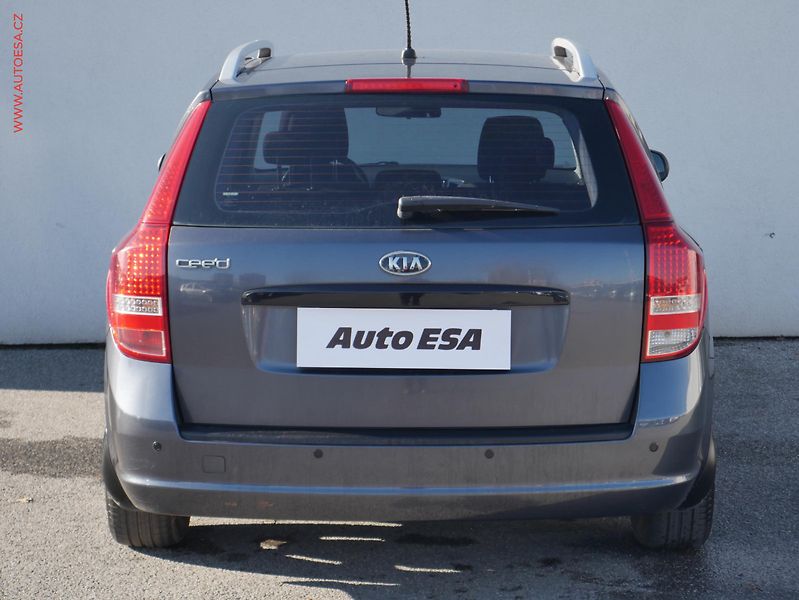 Kia Ceed (2010) 1.4CVVT, ČR, AC, park.asist - fotka 5 z 17