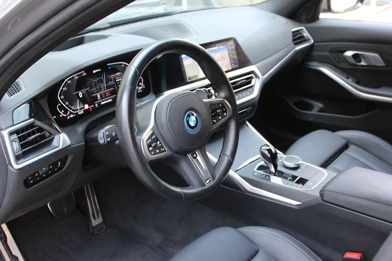 BMW Řada 3 330e xDrive Touring - fotka 11 z 23