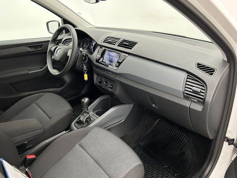Škoda Fabia 1.0 TSI Active Plus - fotka 9 z 23