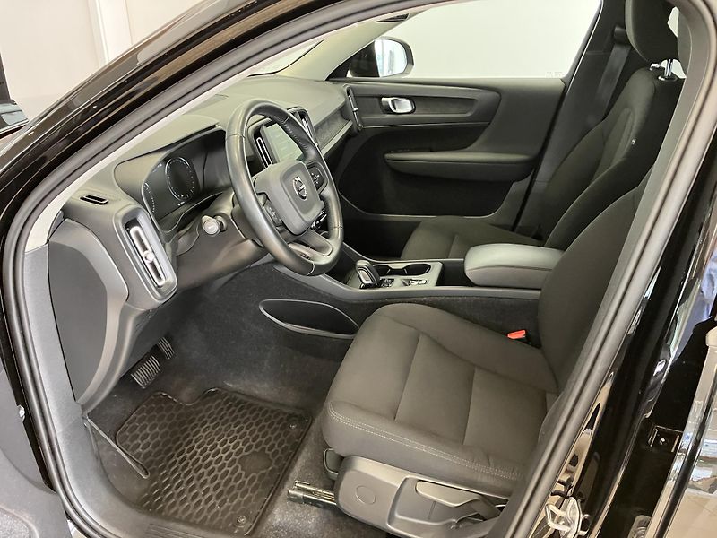 Volvo XC40 T3 FWD Kinetic AT8 - fotka 11 z 36