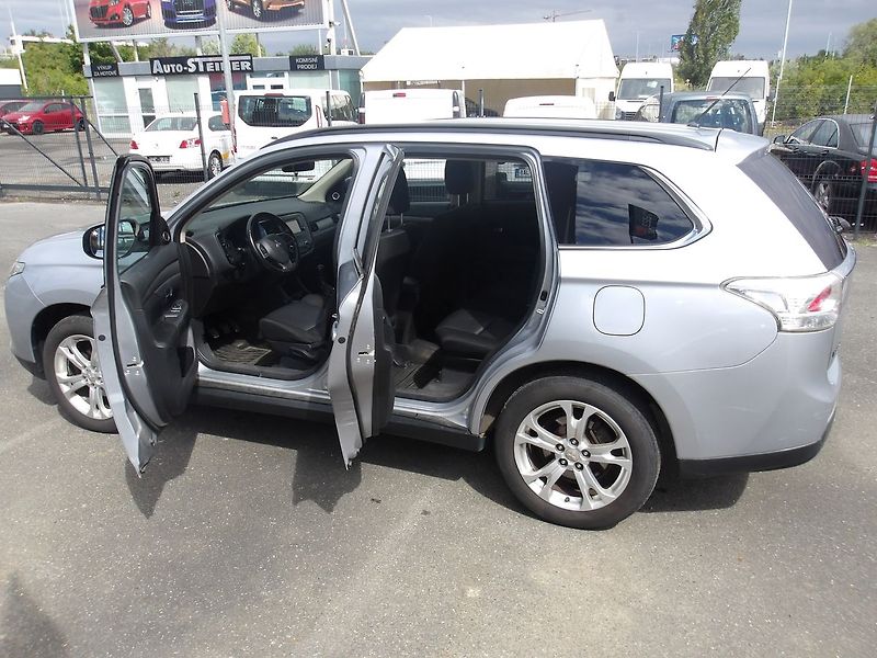 Mitsubishi Outlander 2,3DI-D 4x4 ČR 7 MÍST ! 2.MAJ. - fotka 5 z 39