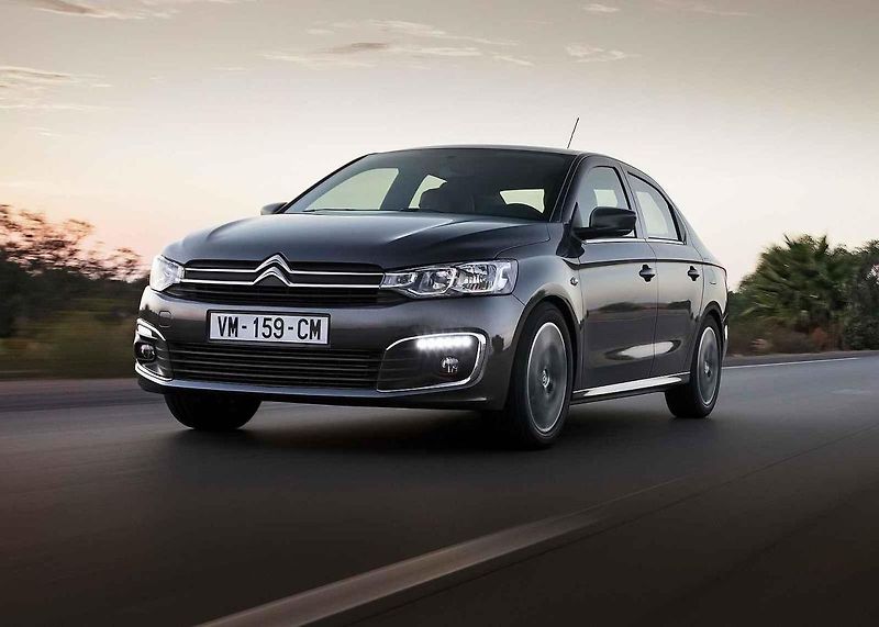 Volkswagen Tiguan (+9000 až 10 000 Kč dle výbavy). Cena: 664 900 Kč