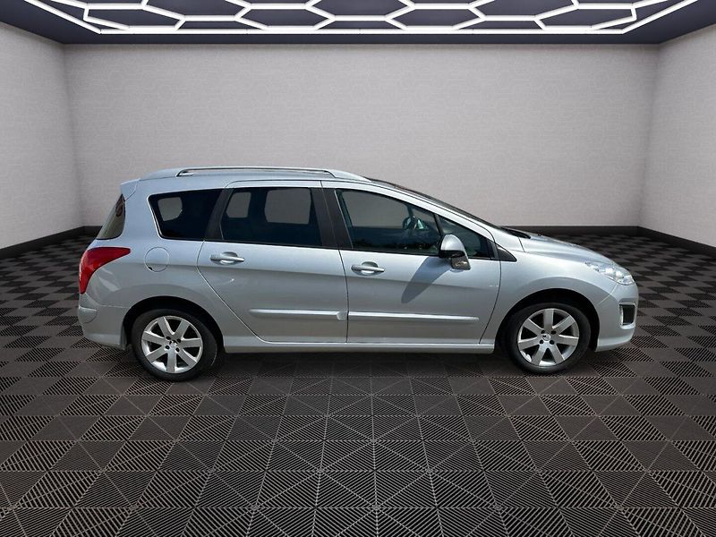 Peugeot 308 (2013) SW 1,6HDI 82Kw - fotka 8 z 24