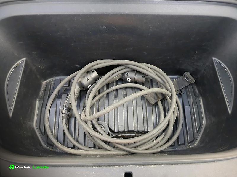 Tesla Model Y (2023) Standard Range RWD, LFP - fotka 10 z 11