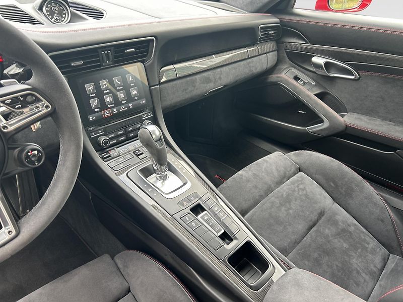 Porsche 911 Carrera 4 GTS Coupe - fotka 19 z 28