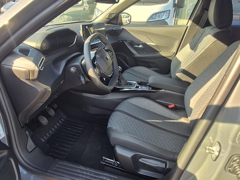Peugeot 2008 (2025) ALLURE PureTech 100kMAN6 TAŽNÉ - fotka 8 z 23